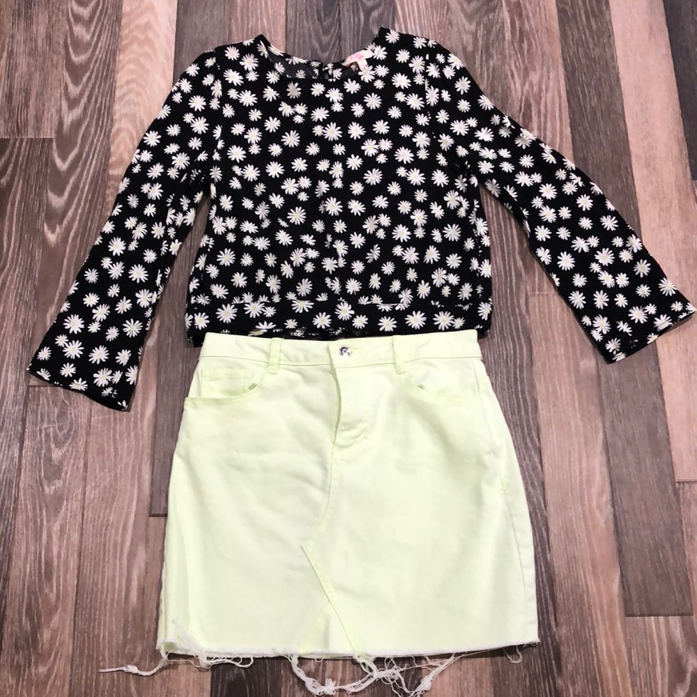 Girls GB matching daisy blouse & denim skirt set. Size Large (12).